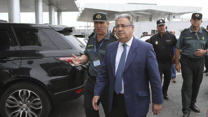 El ministro del Interior, Juan Ignacio Zoido, durante su visita, ayer al puerto de Algeciras, C&aacute;diz.