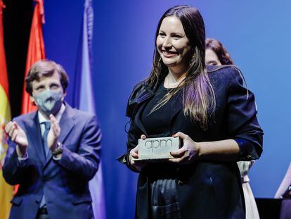 El alcalde de Madrid, José Luis Martínez-Almeida, y la presidenta de la Comunidad de Madrid, Isabel Díaz Ayuso, entregan a la periodista Lucía Franco el premio APM al Periodista Joven del Año 2021.