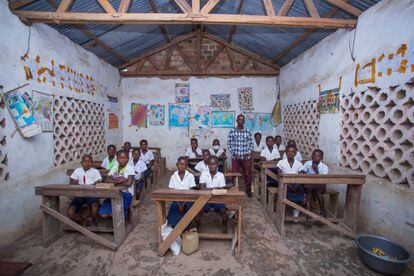 Alumnos en un aula para niños desplazados en la República Democrática del Congo. 