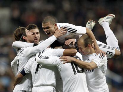 Jugadores del Real Madrid celebran un gol.