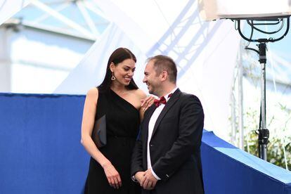 La actriz rusa Natalja Titarenko posa con el actor Sergey Mazur en el photocall del Festival de Cannes, el 18 de mayo de 2018.