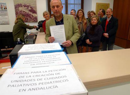 Presentación en el Parlamento de las 86.000 firmas que reclaman la creación de unidades de cuidados paliativos pediátricos.