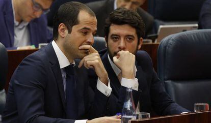 El portavoz de Ciudadanos, Ignacio Aguado, con César Zafra en la Asamblea de Madrid.