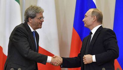 El presidente Putin saluda al primer ministro Gentiloni este miércoles en Sochi.
