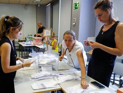 Una mesa electoral del Instituto Ortega y Gasset, en Madrid, durante el recuento de votos tras el cierre de los colegios de la jornada de elecciones generales.