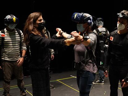 Blanca Li, dando instrucciones en un pase de 'Le Bal de París', un espectáculo inmersivo en realidad virtual.