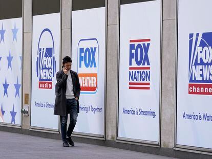 Un hombre pasea frente a la sede de Fox News en Nueva York.