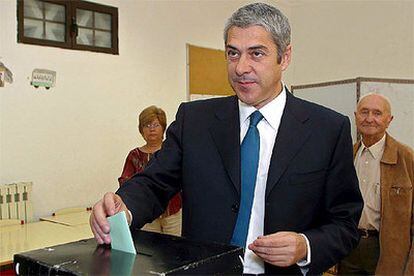 El primer ministro de Portugal, el socialista José Socrates, vota en un centro electoral de Covilha.