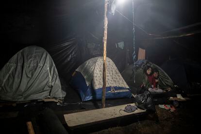 La mayoría de los indígenas, dormían en cambuches fabricados con plásticos y lonas negras, provienentes del departamento del Chocó.