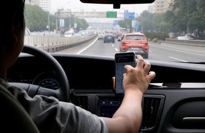 Un conductor de Didi circula por una carretera de Pekín.