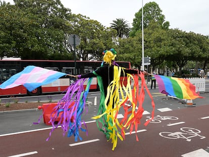 Una persona ondea las banderas LGTBI y 'trans' durante la manifestación convocada por el Día Internacional del Orgullo LGTBI en A Coruña.