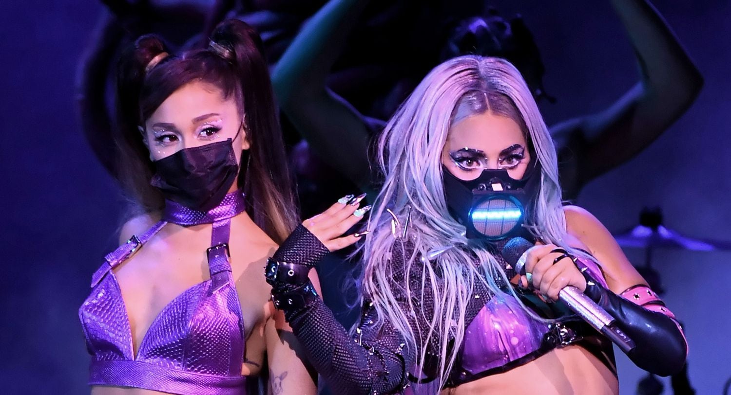 Ariana Grande y Lady Gaga durante su actuación en los MTV Video Music Awards.