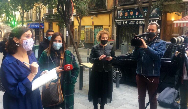 La presidenta Isabel Díaz Ayuso anota la comanda en el restaurante Botín de Madrid.