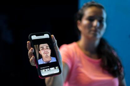 Rosana Esqueda muestra la fotografía de su hijo, desaparecido en Jalpa.