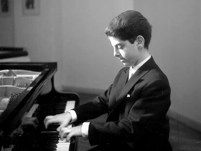 Daniel Barenboim, durante un recital de piano en París en 1955. Tenía 13 años.