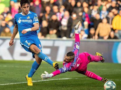 Jaime Mata bate a Jaume en le tercer gol del Getafe.