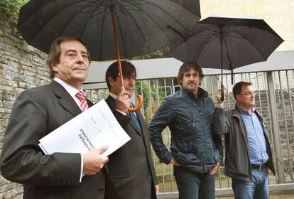 El alcalde de Gernika (Bizkaia), José María Gorroño (EA), a la izquierda, tras declarar por orden de la Audiencia Naciona.