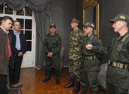 Uribe y Santos, en representación del Poder Ejecutivo colombiano, conversan con los tres policías y el militar que el domingo pasado recuperaron la libertad.