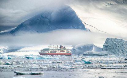 El barco polar MS Fram, de Hurtigruten, en la Antártida.