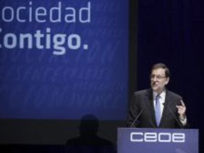 El presidente del Gobierno, Mariano Rajoy, durante su intervenci&oacute;n en la clausura la asamblea general de la CEOE celebrada hoy en Madrid.