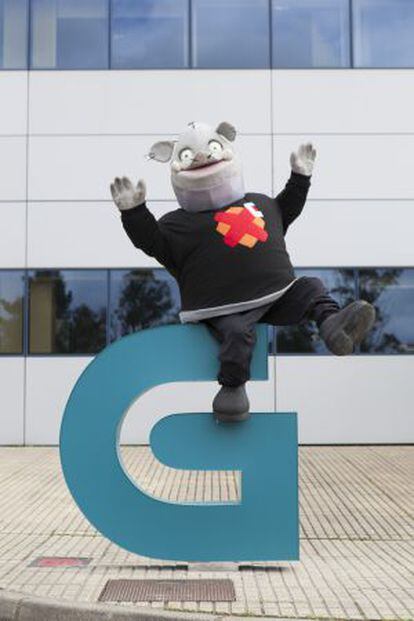 El Xabarín usando el logo de TVG como escalera
