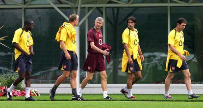 Arsene Wenger junto a algunos de sus jugadores durante un entrenamiento del Arsenal, el 5 de septiembre de 2005.