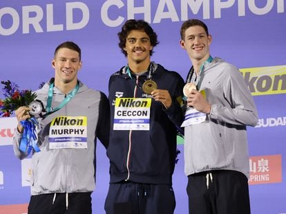 Thomas Ceccon celebra su título con el bronce, Hunter Armstrong (derecha), y la plata, Ryan Murphy.