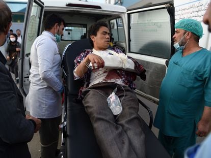 Un hombre herido llega en ambulancia al hospital Isteqlal de Kabul (Afganistán), este lunes.