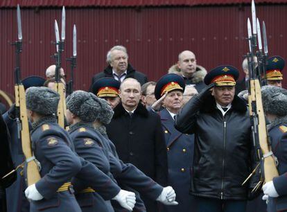 Putin preside un desfile militar en el Kremlin en febrero.