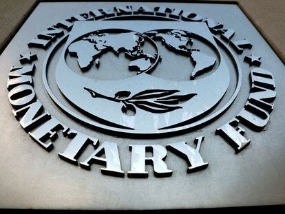Logo del FMI en la sede central del organismo en Washington.