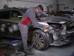 Sevilla/24-02-2021: Un mecánico trabaja en un taller de chapa y pintura de vehículos.FOTO: PACO PUENTES/EL PAIS