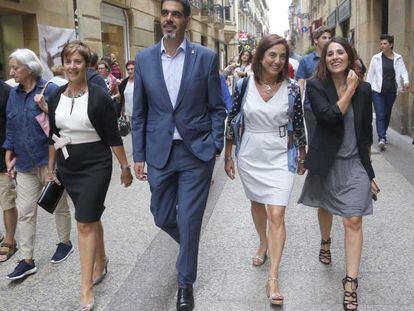 El alcalde de San Sebastián, Eneko Goia rodeado de varias consejeras y la presidenta del Parlamento vasco