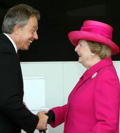 Tony Blair saluda a Margaret Thatcher en 2007.