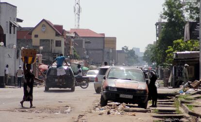 Varias personas, en una calle de Kinshasa en abril de 2017.