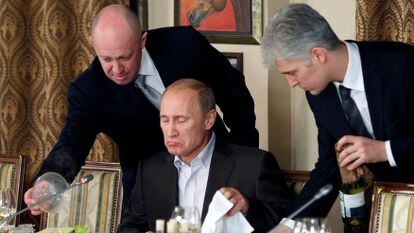 Evgeny Prigozhin (izquierda) atiende a Vladimir Putin en un restaurante a las afueras de Moscú, en 2011.