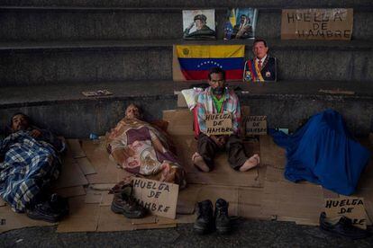 Varias personas participan en una huelga de hambre en Caracas el 6 de junio de 2019. 