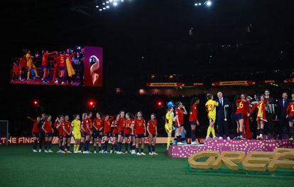La Selección Española recogiendo las medallas y la Copa del Mundo, este domingo 20 de agosto de 2023. 