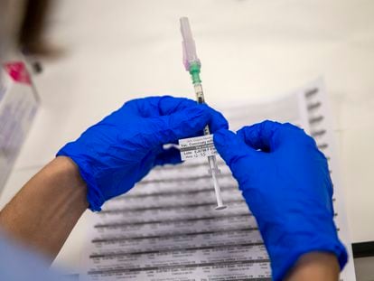 Una enfermera prepara la vacuna para inocular a personal sanitario en el Hospital Gregorio Marañón en Madrid el pasado 10 de enero.