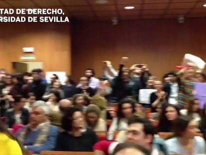 Cien estudiantes impiden en Sevilla un acto crítico con la ley contra la violencia machista