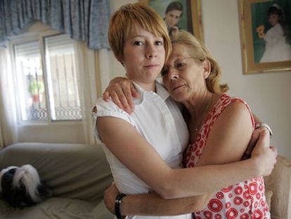 María del Carmen García abraza a su hija Verónica en su casa de Benejúzar en una imagen de 2011.