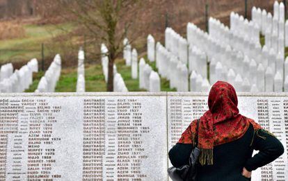 Memorial con los nombres de las víctimas de Srebrenica.