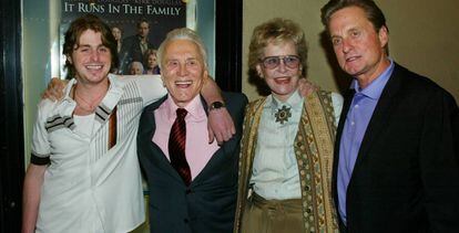 Cameron, Kirk, Diana y Michael Douglas, en 2003.