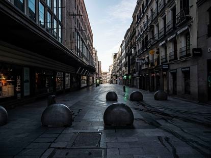La calle de Preciados, una de las más comerciales de Madrid, vacía por la cuarentena.