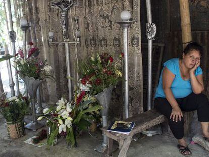 Una mujer vela a sus dos hijos recientemente asesinados por personas vestidas de militares (las pandillas en ocasiones utilizan estos métodos).