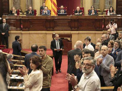 Diputados independentistas aplauden a los familiares de Jordi Turull, Jordi Sánchez y Josep Rull.