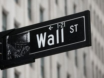 Un letrero de Wall Street en la ciudad de Nueva York, Estados Unidos.