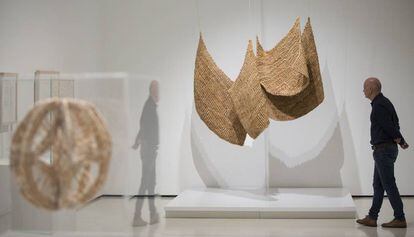 Dues de les obres d'Aurèlia Muñoz que es poden veure al MNAC: 'Esfera i ploms. Sèrie homenatge a Gaudí' (1969) i 'Ens social' (1976).