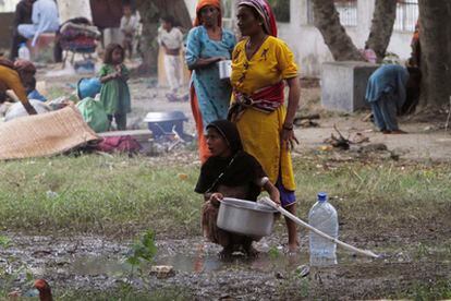 Un grupo de mujeres recoge agua en Thatta, Pakistán.