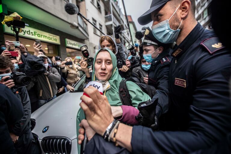 La cooperante italiana Silvia Romano, a su llegada a Milán.