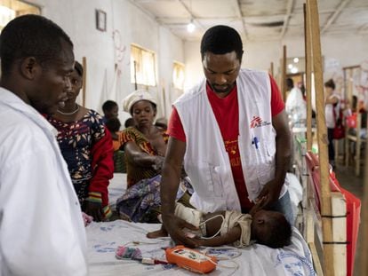 El médico Cosmas Ngalla hace la ronda en la sección de pediatría del hospital general de Kigulube, República Democrática del Congo.